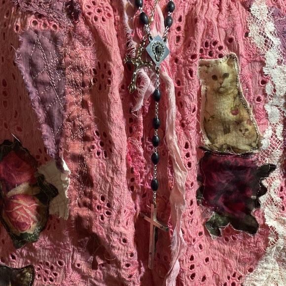 Wearable Art Kittens & Roses Magnolia Pearl Top - Picture 12 of 13